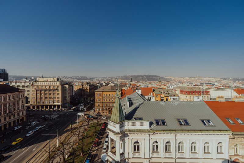 Otevřená astrologická kniha s planetárními schématy a hvězdnými mapami