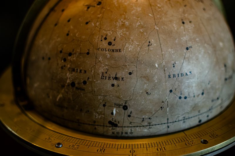 Noční obloha s hvězdami a planetami